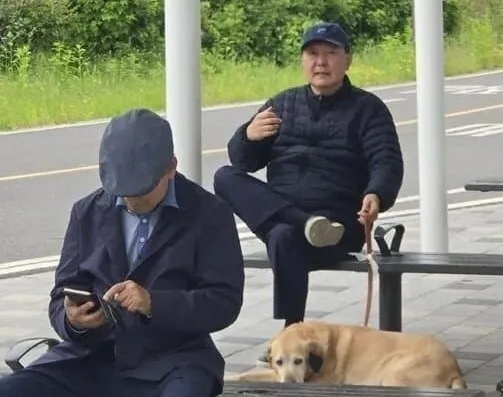 5일 서울 동작대교 부근 한강공원에서 포착된 윤석열. 온라인 커뮤니티 갈무리