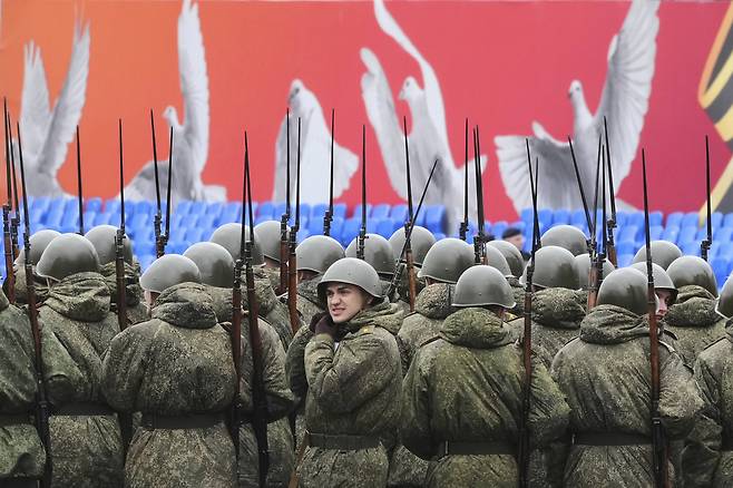 헬멧을 쓴 러시아군이 5일(현지시간) 상트페테르부르크의 드보르초바야 광장에서 열린 전승절 군사 퍼레이드 리허설을 진행하고 있다. AP연합뉴스