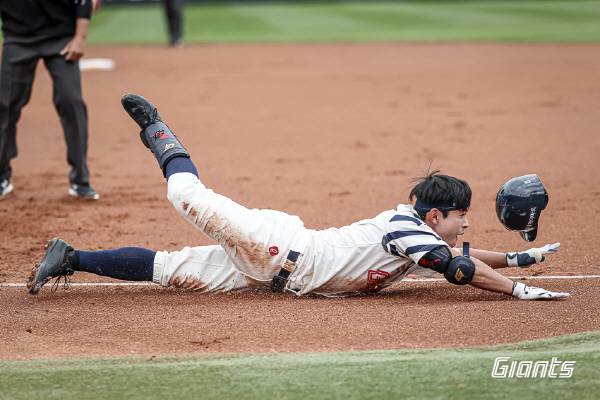 지난 5일 부산 사직구장에서 열린 SSG와 3연전 첫 번째 경기에서 롯데 황성빈이 1루 다이빙 과정에서 왼쪽 중수골 골절을 입었다. 롯데 자이언츠 제공