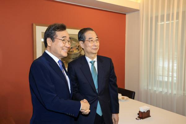 악수하는 한덕수 예비후보와 이낙연 전 총리. 연합뉴스