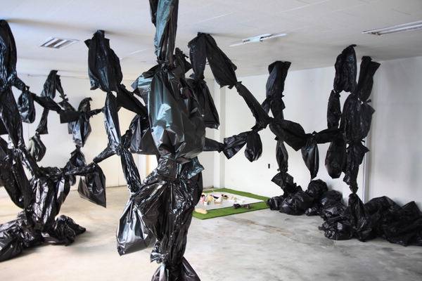 일산수지(부산 사상구 학장동)에서 열린 전시에 소개된 김유빈 작가의 ‘김말숙(54세)의 부전시장 다녀온 장바구니’.  작가 제공