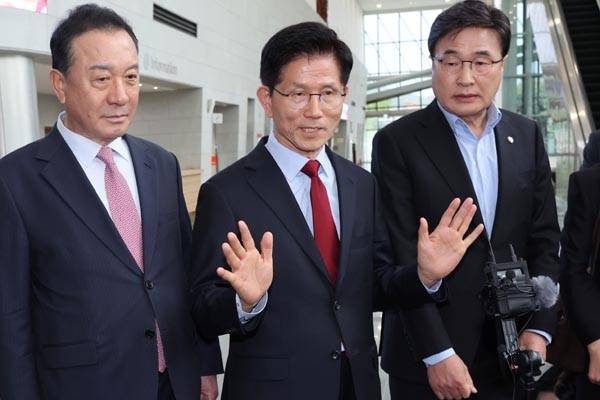 당 압박에 발끈…김문수 영남행사 파행- 국민의힘 김문수 대선 후보가 6일 아시아태평양경제협력체(APEC) 회의장인 경북 경주시 경주화백컨벤션센터에서 무소속 한덕수 대선 예비후보와의 단일화 압박에 반발하며 후보 일정 중단을 선언하고 있다. 김 후보 좌우로 국민의힘 재선·초선의원 모임 간사인 엄태영·김대식 의원. 연합뉴스