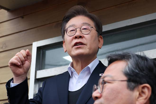 Democratic Party presidential candidate Lee Jae-myung delivers an impromptu speech during a tour at a community center in Guyang-ri, Yeoju, Gyeonggi, on May 5, 2025. [NEWS1]
