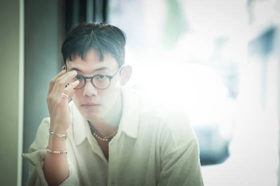 Okiio Lounge CEO Yun Jun-hyuk poses during an interview with the JoongAng Ilbo at Okiio Lounge’s showroom in southern Seoul on April 24. [JOONGANG ILBO]