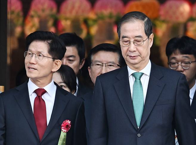 Independent presidential candidate Han Duck-soo, right, and People Power Party candidate Kim Moon-soo, left, are seen at an event celebrating Buddha's birthday at Jogyesa Temple in Jongno District, central Seoul on May 5. [JOINT PRESS CORPS]