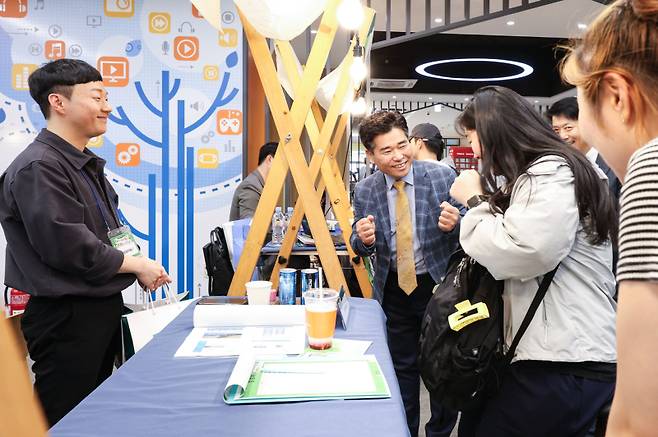 대구대 ‘Dream Up JOB FESTA’에서 박순진 총장이 학생들이 격려하고 있다. 대구대 제공