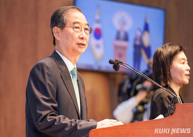 한덕수 무소속 예비후보가 지난 2일 서울 여의도 국회 소통관에서 ‘제21대 대통령 선거' 출마 선언 기자회견’을 열고, 출마선언서를 발표했다. 유희태 기자&nbsp;