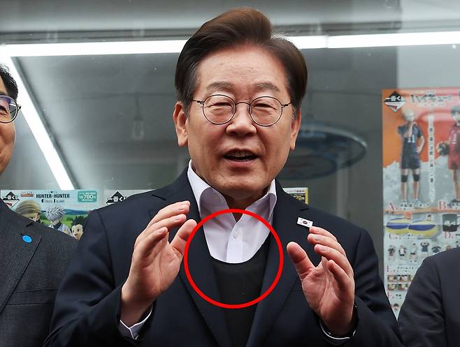 이재명 더불어민주당 대선 후보가 5일 경기도 양평군 양평물맑은시장에서 열린 '골목골목 경청투어'에서 발언하고 있다. 이 후보는 이날 정장 재킷 안에 검은색 방검복을 착용했다. 연합뉴스