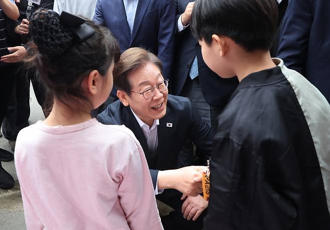이재명 더불어민주당 대선 후보가 5일 경기도 양평군 양평물맑은시장에서 열린 '골목골목 경청투어'에서 어린이들과 대화하고 있다. 연합뉴스