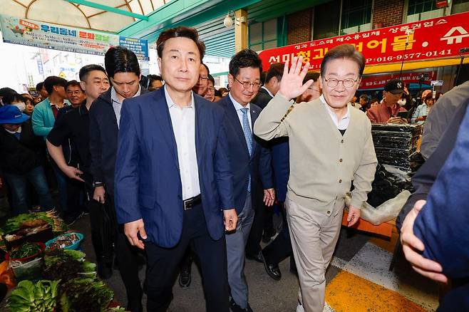 이재명 민주당 대선 후보가 6일 충북 증평군 증평장뜰시장을 찾아 인사하고 있다. 사진공동취재