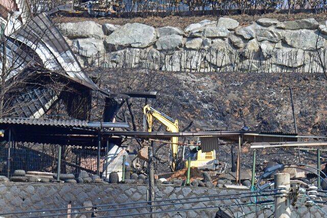 산불 피해를 입은 경북 영덕군 영덕읍 노물리에서 피해 주택을 정리하고 있는 모습. 연합뉴스