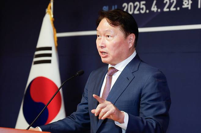 최태원 대한상의 회장이 지난 4월22일 서울 여의도 국회 사랑재에서 열린 국회 싱크탱크 미래산업포럼 발족식에서 '최근 한국경제의 도전과제와 대응방향'을 주제로 기조연설 하고 있다. 연합뉴스