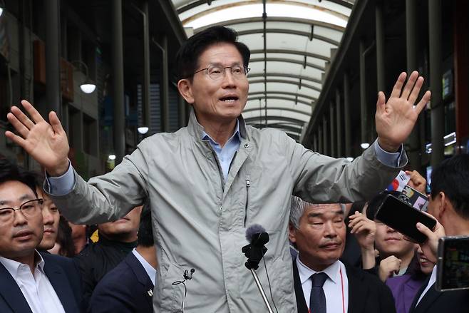 국민의힘 김문수 대선 후보가 6일 경북 포항시 죽도시장을 찾아 시민들에게 인사하고 있다. 연합뉴스