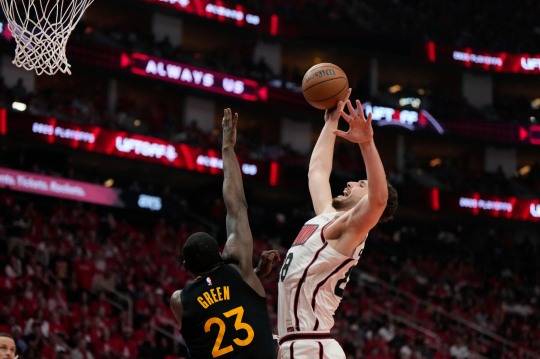 알페렌 셍귄을 수비하는 드레이먼드 그린. 사진[AP=연합뉴스]