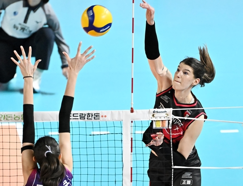 정관장 소속일 때 공격하는 부키리치(오른쪽)