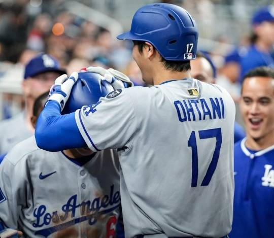 김혜성을 축하해주고 있는 오타니 쇼헤이[다저스 SNS]