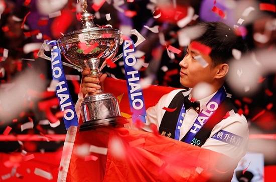 중국의 20대 신예 자오 신통이 월드스누커투어(WST) ‘2025 할로 월드챔피언십’ 파이널에서 ‘레전드’ 마크 윌리엄스를 물리치고 우승했다. 우승 후 환호하는 자오 신통. (사진=WST)