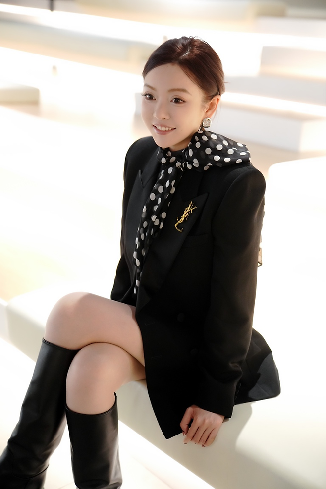 지난달 서울 마포구 애경산업 본사를 찾은 중국 왕홍 ‘딴딴’이 K뷰티의 장점에 대해 설명하고 있다. [사진=애경산업]