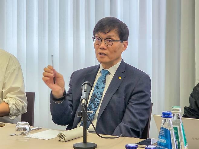 이창용 한국은행 총재가 5일(현지 시각) 아시아개발은행(ADB) 연차 총회 참석차 방문한 이탈리아 밀라노에서 국내 기자단과 간담회를 하고 있다. [사진 출처 = 한은 제공]