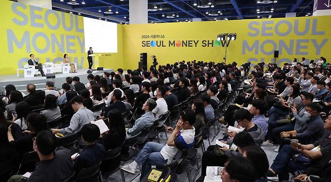 2024년 5월 11일 서울 강남구 삼성동 코엑스에서 개최된 '2024 서울머니쇼'의 '일타PB들의 재테크 찍어주기' 강연에서 국내 대표 프라이빗뱅커(PB)들이 발표하고 있다.    매경DB