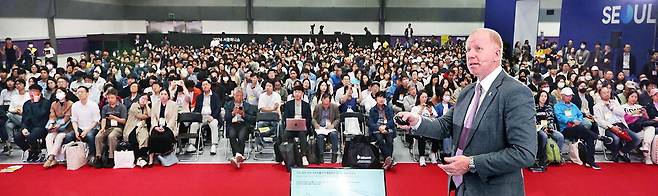 2024 서울머니쇼가 열린 서울 강남구 코엑스 세미나장에서 스티브 브라이스 SC그룹 최고투자전략가(CIO)가 기조연설을 하고 있다.   한주형 기자