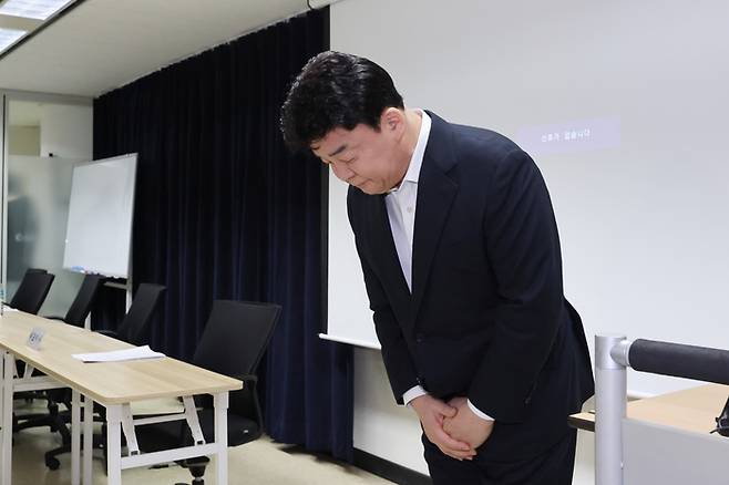 백종원 더본코리아 대표가 지난 3월 28일 서울 서초구 스페이스쉐어 강남역센터에서 열린 첫 정기 주주총회에서 주주들을 향해 사과했다. [사진 = 연합뉴스]