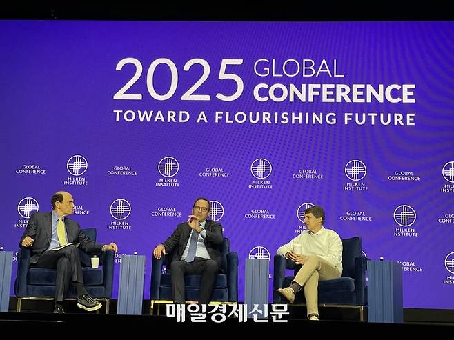 5일(현지시간) 미국 로스앤젤레스(LA)에서 열린 밀컨 콘퍼런스에서 ‘자산 운영의 리더들’ 세션 참석자들이 토론하고 있다. 왼쪽부터 마이클 밀컨 밀컨 콘퍼런스 회장, 조너선 그레이 블랙스톤 사장 겸 최고운영책임자(COO), 마크 로언 아폴로글로벌매니지먼트 공동설립자 겸 최고경영책임자(CEO). 윤원섭 특파원