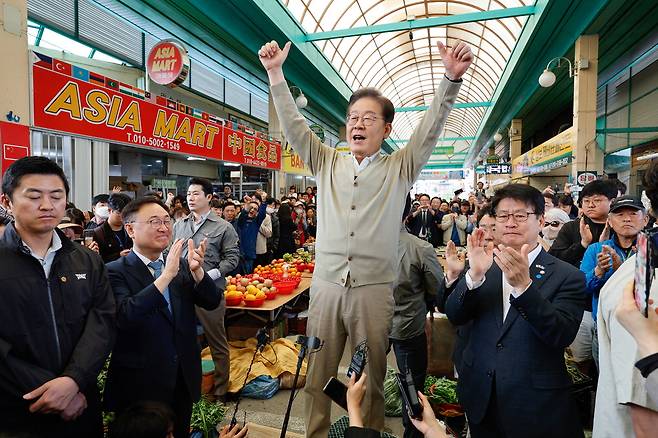 '골목골목 경청투어'에 나선 이재명 더불어민주당 대선후보가 6일 충북 증평군 증평장뜰시장에서 즉흥 연설을 하고 있다.  뉴스1