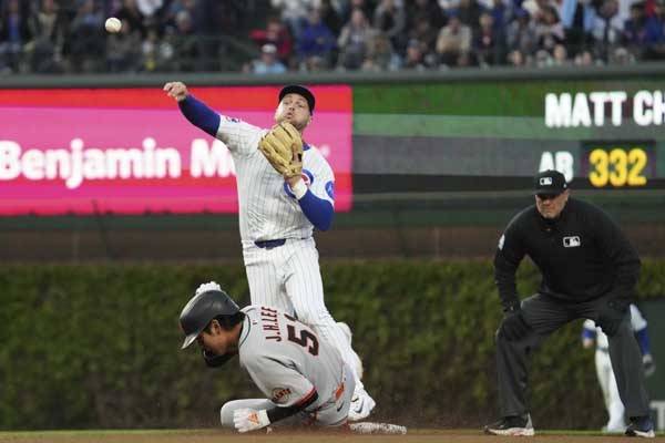 안타 출루한 이정후가 맷 채프먼 타석 때 2루에서 아웃되고 있다. 사진= AP= 연합뉴스 제공