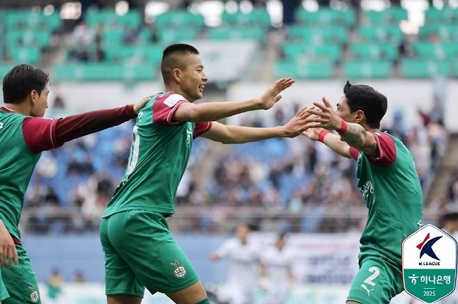 김현오(사진 가운데). 사진=한국프로축구연맹