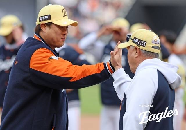 류현진과 김경문 감독. 사진=한화 제공