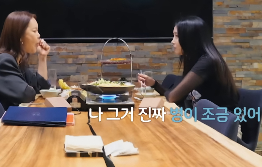 연예계 대표 절친 백지영과 오윤아가 진짜 속내를 털어놨다.사진=SBS ‘솔로라서’ 캡처