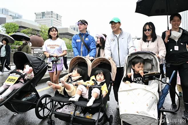 [서울=뉴시스] 추상철 기자 = 오세훈 서울시장이 3일 오전 서울 종로구 광화문광장에서 열린 '서울 유아차 런(RUN)'에서 참가자와 함께 출발을 하고 있다. (사진= 서울시 제공) 2025.05.03. photo@newsis.com *재판매 및 DB 금지 /사진=추상철