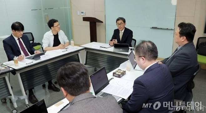 'AI와 한국의 미래' 지상 좌담회. 가장 왼쪽부터 김덕호 경사노위 상임위원, 박종천 작가, 최경진 교수.  /사진=김창현 기자 chmt@
