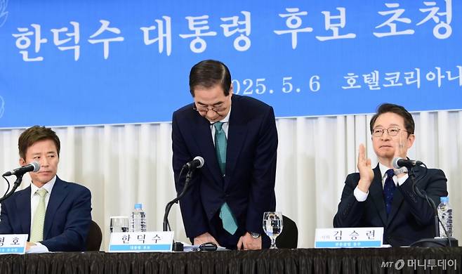 한덕수 무소속 대통령선거 예비후보가 6일 오전 서울 중구 코리아나 호텔에서 열린 관훈토론회에 참석해 인사하고 있다. 2025.05.06. /사진=뉴시스 /사진=