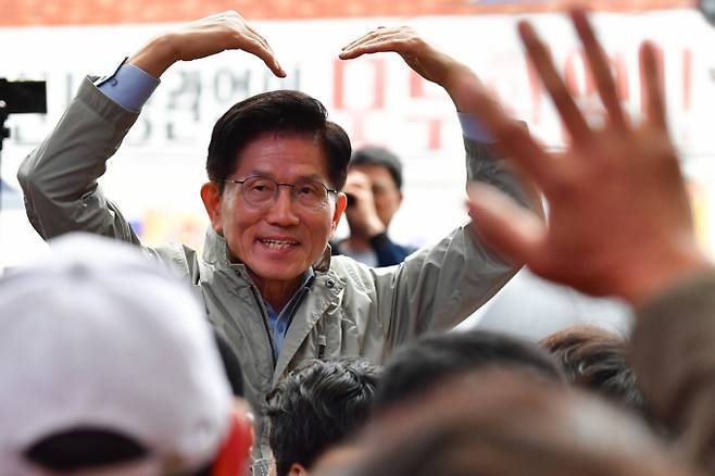 무소속 대선 예비후보로 등록한 한덕수 전 국무총리와 김문수 국민의힘 대선 후보의회동이 불발됐다. 사진은 김 후보가 6일 경북 포항시 죽도시장에서 자신을 연호하는 지지자들에게 화답하던 모습. /사진=뉴스1