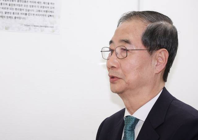 무소속 한덕수 대선 예비후보가 5일 서울 종로구 한 식당에서 열린 손학규 전 바른미래당 대표와의 만찬 회동에서 발언하고 있다. [공동취재] 연합뉴스