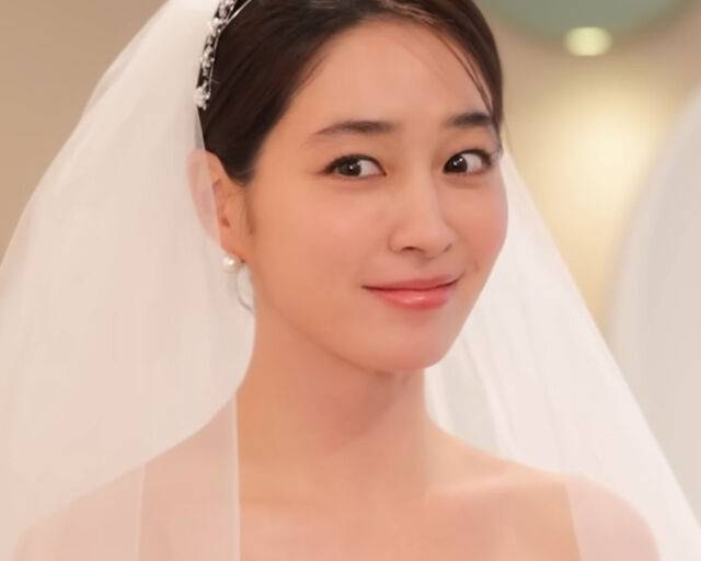 이민정이 이병헌과 리마인드 웨딩을 위해 웨딩드레스를 입어 보았다. / 유튜브 '이민정 MJ' 캡처