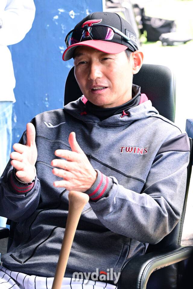 4일 오후 서울 잠실구장에 진행된 '2025 신한 SOL뱅크 KBO 리그' SSG-LG의 경기. LG 염경엽 감독이 경기 전 취재진과 이야기를 나누고 있다./마이데일리