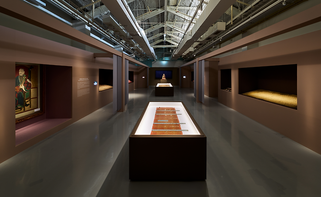 특별전 ‘염원을 담아-실로 새겨 부처에 이르다’ 전시 전경. [국립공예박물관]