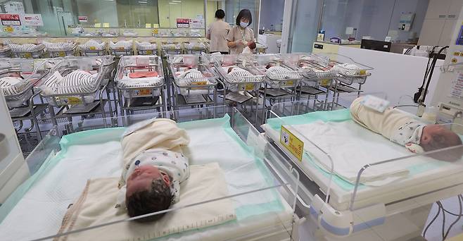 인천 미추홀구 아인병원에서 의료진이 신생아들을 보살피고 있는 사진. [연합]