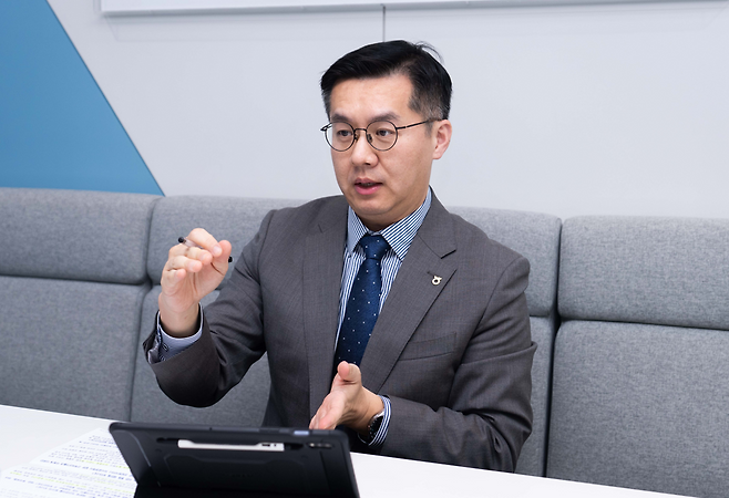 NH농협은행 AII100자문센터는 출범 6년 차를 맞은 전문 자산관리 조직으로, 금융·세무·부동산·은퇴설계 등 27명의 전문가가 전국 영업점과 연계해 맞춤형 WM 컨설팅을 제공한다. 올해 1월부터 조직을 이끌고 있는 김동민 센터장은 “실현 가능하고 이해하기 쉬우며 지속 가능한 솔루션을 제시하는 데 주력할 것”이라고 말했다. 사진은 지난달 23일 서울 중구 농협은행 본점에서 해럴드경제와 인터뷰하는 모습. [NH농협은행]