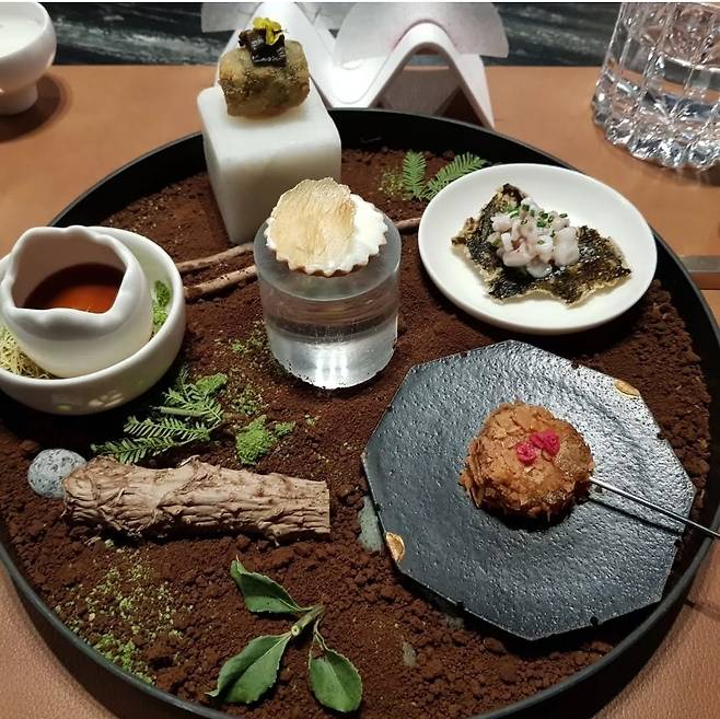 2일 삼성카드 블루데이터랩에 따르면 30대 고객의 파인다이닝 지출은 43%를 차지하며 타 연령대 대비 높다. 사진은 서울시 강남구에 위치한 한 파인다이닝 레스토랑. [독자제공]