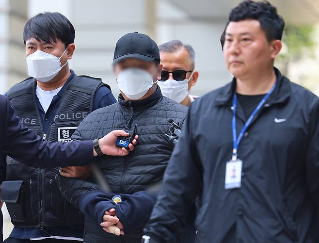 서울 미아동 마트에 흉기 난동을 부려 60대 손님을 숨지게 하고, 40대 종업원을 다치게 한 김성진(33)이 지난달 24일 구속 전 피의자심문(영장실질심사)을 위해 서울 도봉구 서울북부지법으로 출석하고 있다. [연합]