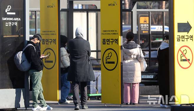 [서울=뉴시스] 김혜진 기자 = 19일 오후 서울 중구 서울역 광장 흡연구역에서 시민들이 담배를 피우고 있다. 2024.03.19. jini@newsis.com