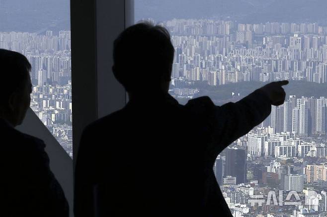 [서울=뉴시스] 최동준 기자 = 지난달 28일 KB국민은행 KB부동산의 4월 전국주택가격동향 자료에 따르면 서울 아파트 가격은 전월 대비 0.98% 올라 전월(0.65%)보다 상승폭을 키우며 평균 매매가격이 13억원을 돌파했다.사진은 이날 서울 시내 아파트 단지 모습. 2025.05.06. photocdj@newsis.com