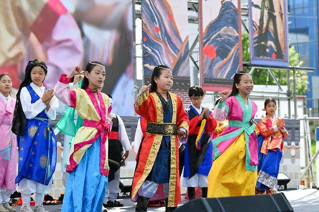 [영주=뉴시스] '2025영주 한국선비문화축제'에서 콘테스트에 참가한 어린이들이 한복패션쇼와 댄스를 하고 있다. (사진=영주시 제공) 2025.05.06. photo@newsis.com *재판매 및 DB 금지
