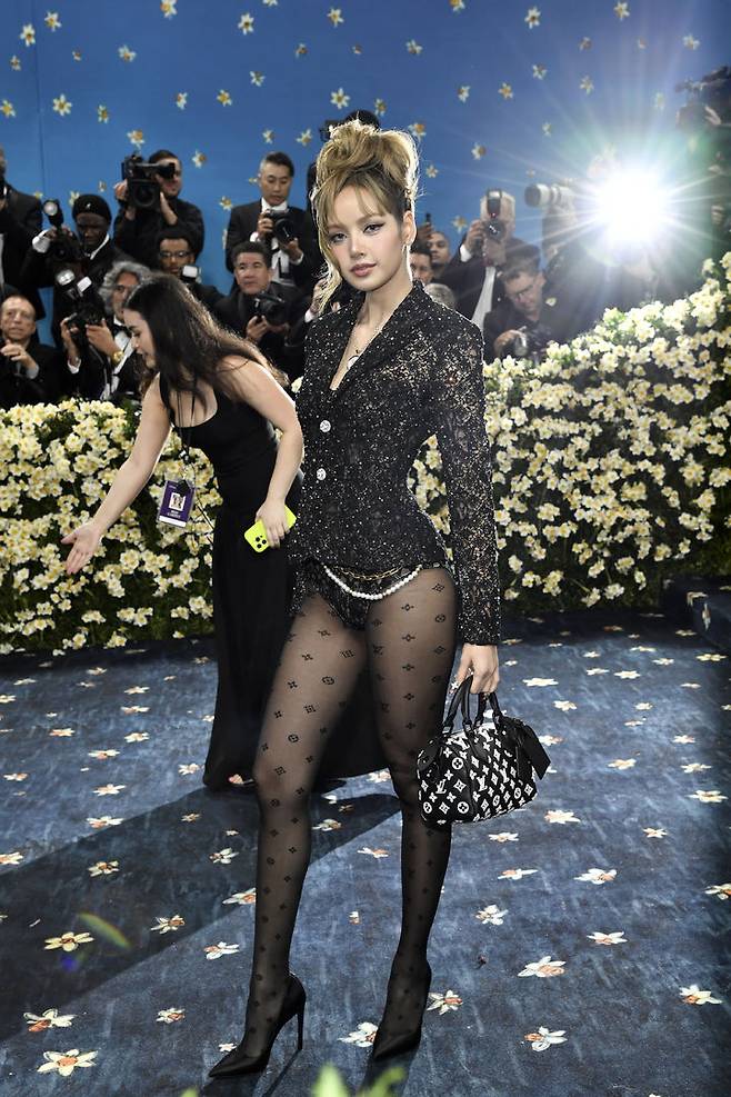 [뉴욕=AP/뉴시스] 블랙핑크 리사가 5일(현지시간) 미국 뉴욕의 메트로폴리탄 미술관 의상 연구소 전시회 개막 기념 자선 갈라(멧 갈라) '슈퍼파인: 블랙 스타일 테일러링(Superfine: Tailoring Black Style)'에 참석해 포토타임을 갖고 있다. 멧 갈라는 1948년부터 매년 5월 첫째 주 월요일에 열리는 자선 모금 행사다. 2025.05.06.