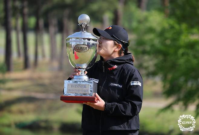[서울=뉴시스] 이영환 기자 = 지난 4일 경기 양주 레이크우드CC에서 열린 '크리스에프앤씨 제47회 KLPGA 챔피언십' 최종라운드에서 우승을 차지한 홍정민이 기념촬영을 하고 있다. (사진=KLPGA 제공) 2025.05.04. photo@newsis.com *재판매 및 DB 금지
