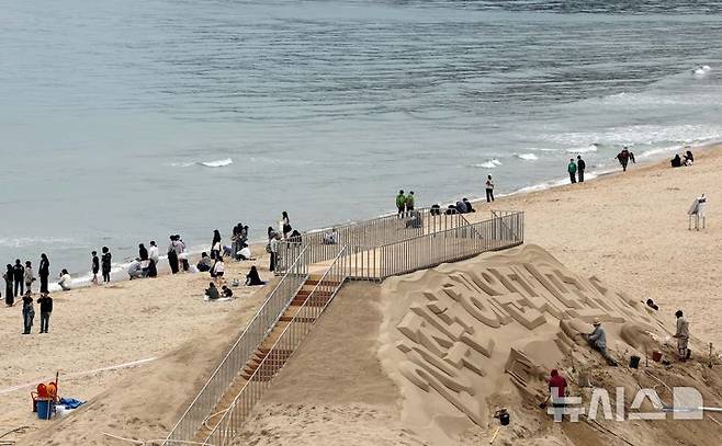 [부산=뉴시스] 하경민 기자 = 황금연휴 마지막 날인 6일 부산 해운대구 해운대해수욕장을 찾은 시민과 관광객들이 나들이를 즐기고 있는 가운데 백사장에는 모래작가들이 작품을 만들고 있다.해운대구는 오는 16~19일 '2025년 해운대 모래축제'를 개최한다. 올해 20주년을 맞은 모래축제는 '모래로 만나는 K-컬처'를 주제로 14명의 해외 모래 작가가 제작한 총 20여 개의 작품을 선보인다. 2025.05.06. yulnetphoto@newsis.com